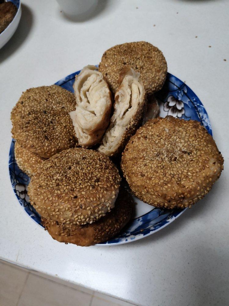 早餐店芝麻椒盐酥饼 外酥里软层次分明 一口咬下去直掉渣 附细节视频详解