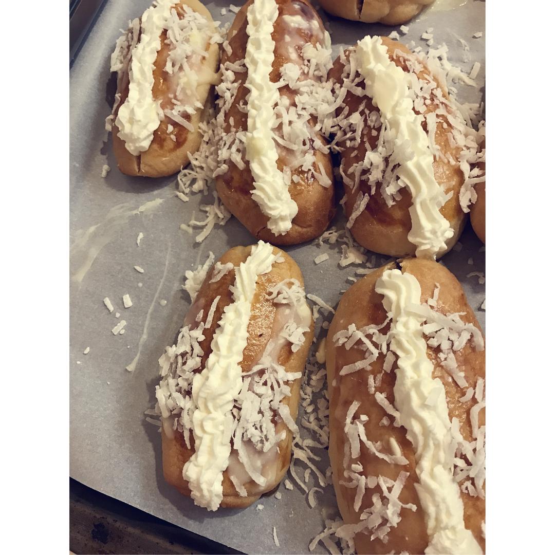 儿时去面包房必买的［椰丝奶油包］