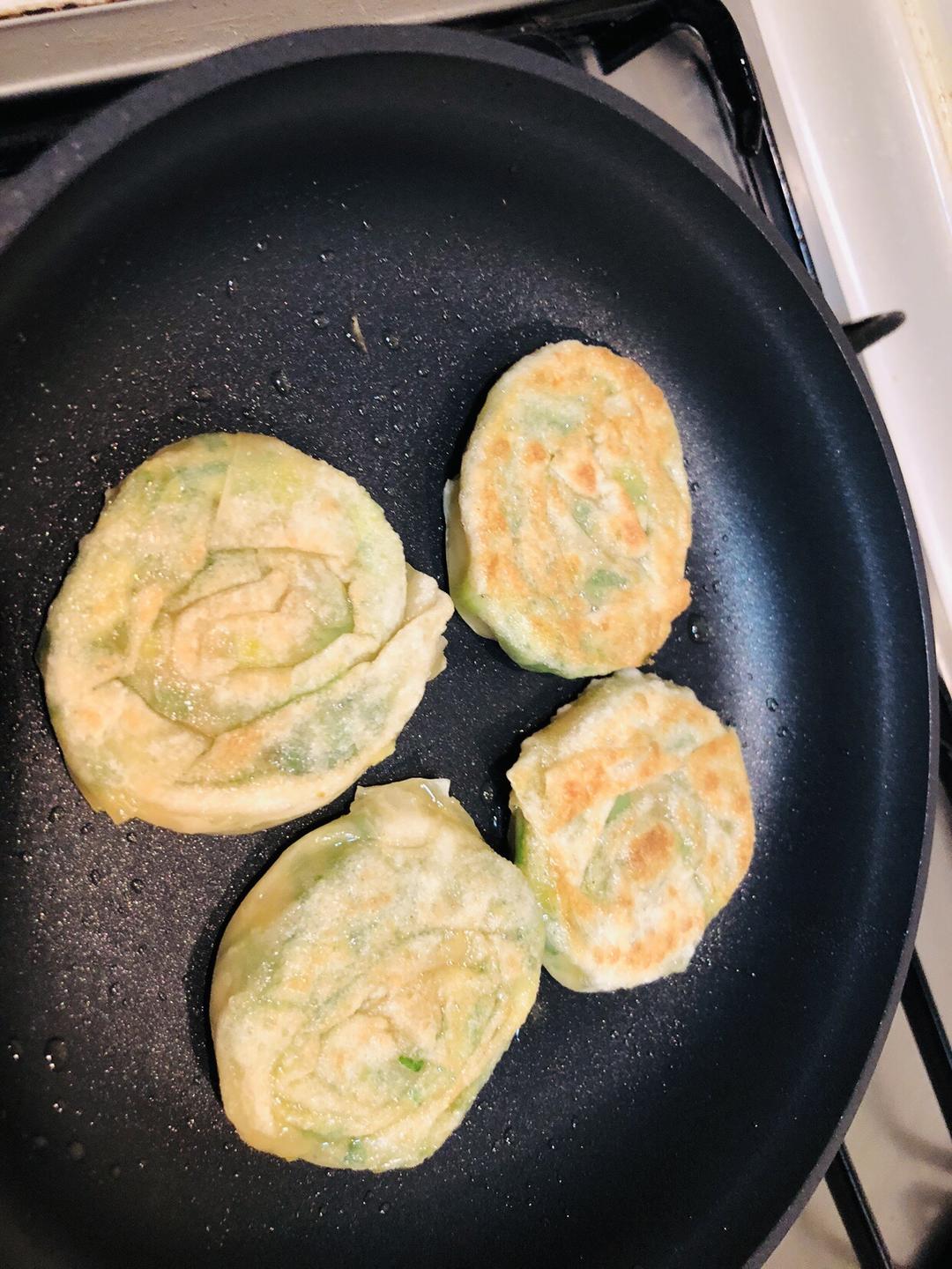 簡易版餛飩皮蔥油餅的做法 步骤7