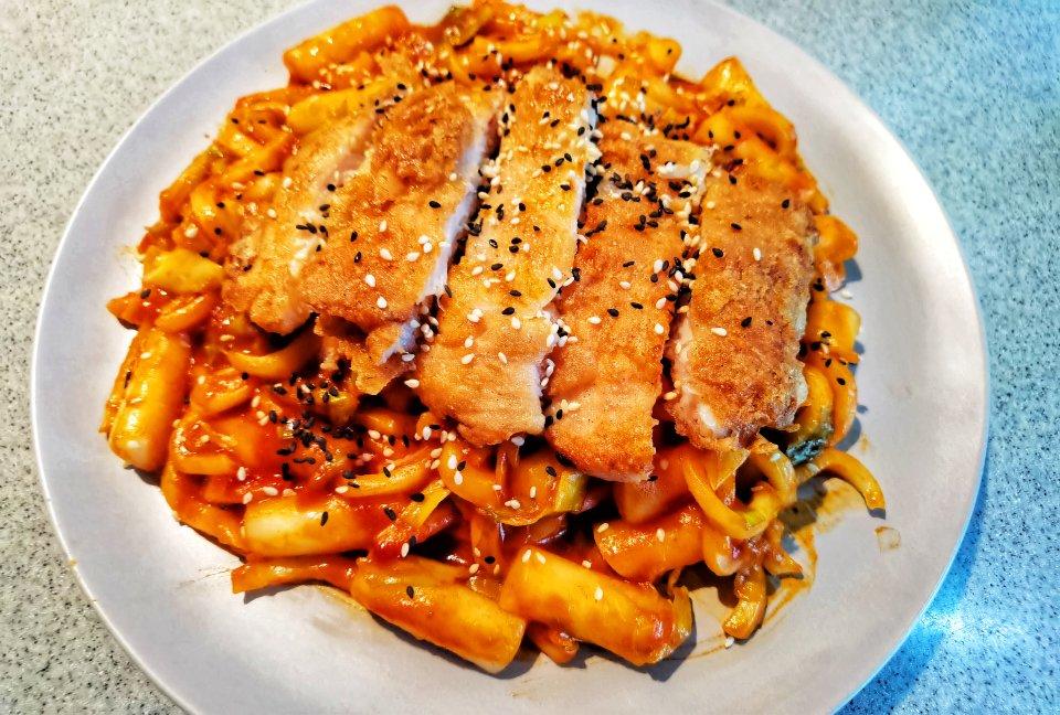 「韩式年糕炒乌冬面配鸡排」