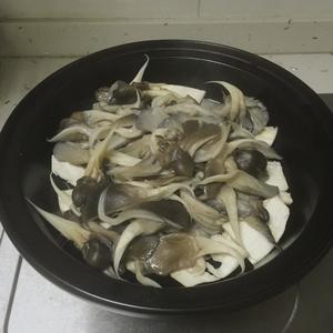 蘑菇鸡翅塔吉锅的做法 步骤2