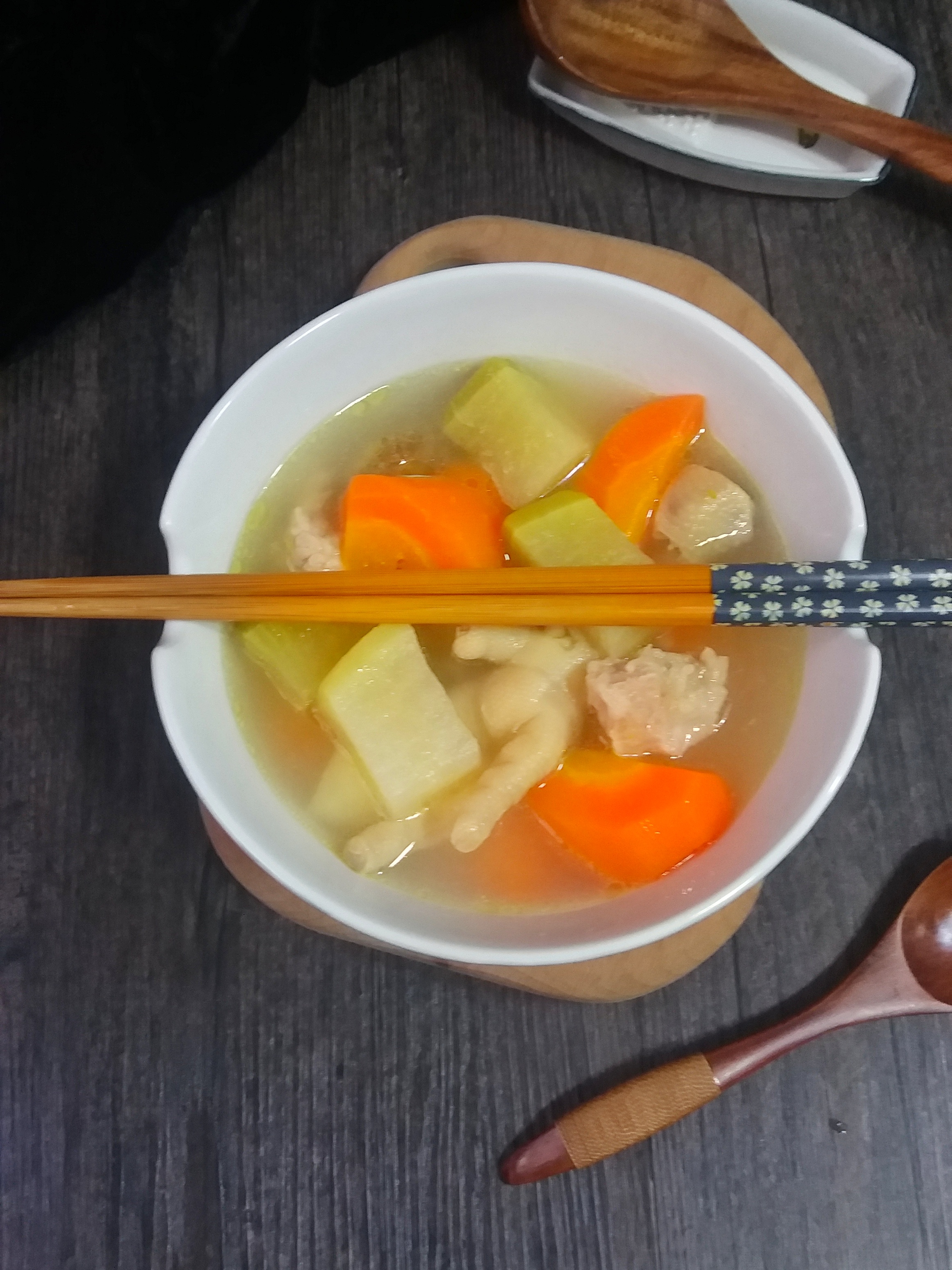 青红萝卜鸡脚猪腱肉汤的做法 步骤5