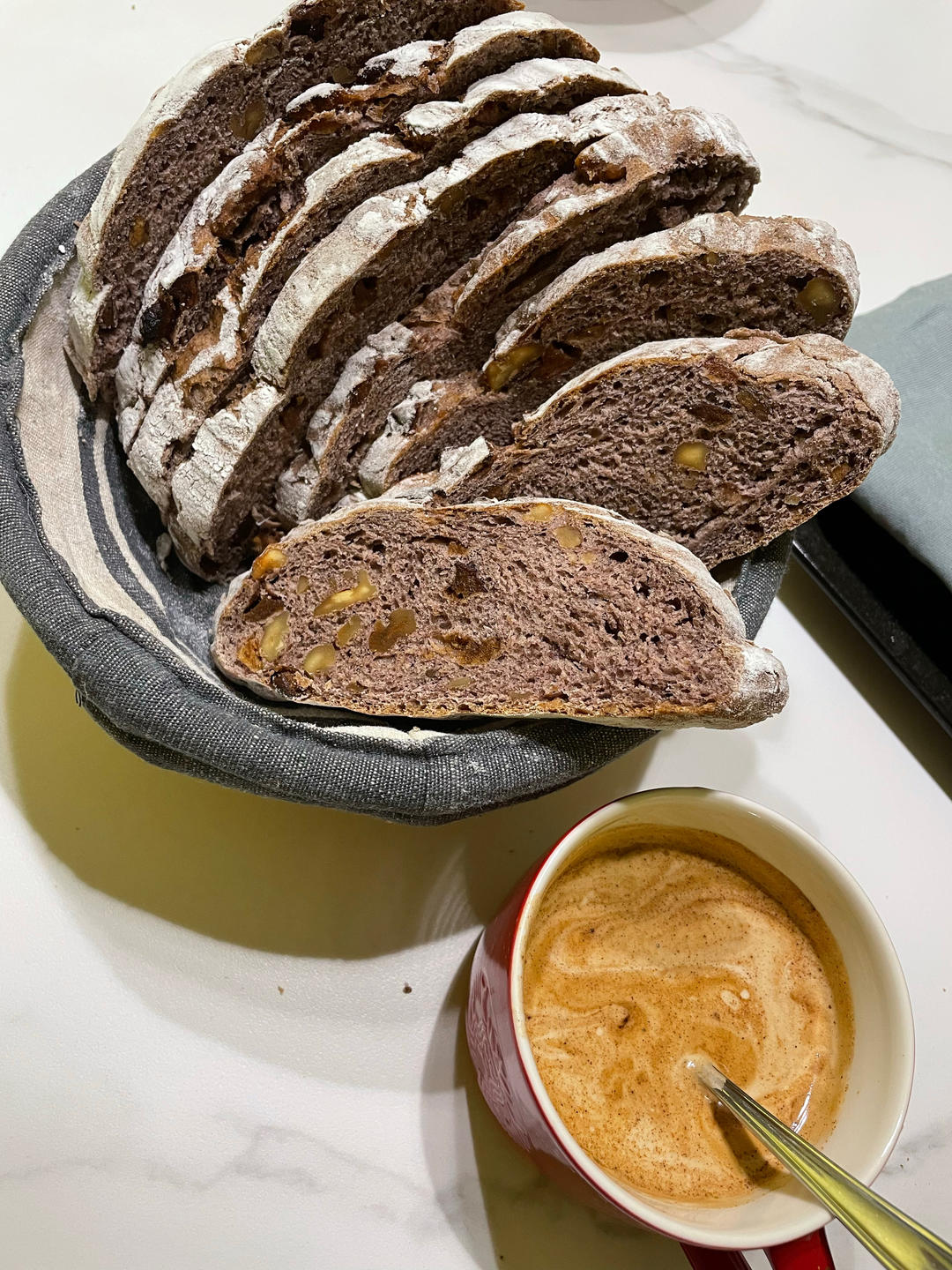 想吃好吃的面包，又想热量低？试试【全麦紫米枣香软欧包】