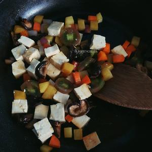 咖喱炖洋葱胡萝卜土豆小番茄西兰花香菇豆腐鲍鱼的做法 步骤5