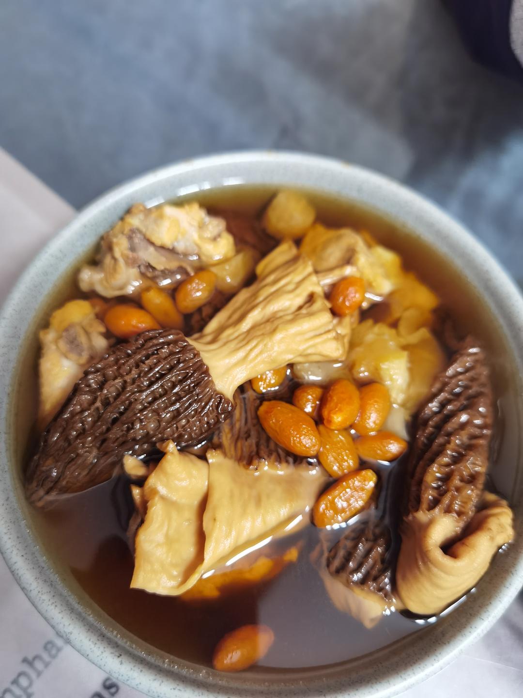 羊肚菌炖排骨汤