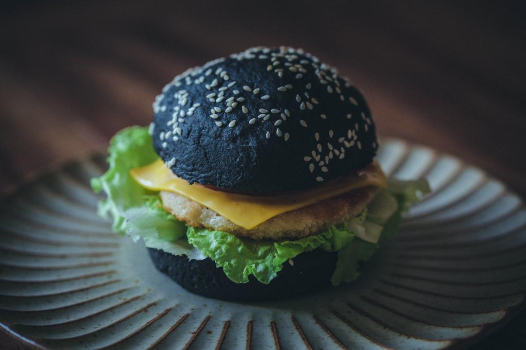 抟侘做的竹炭汉堡