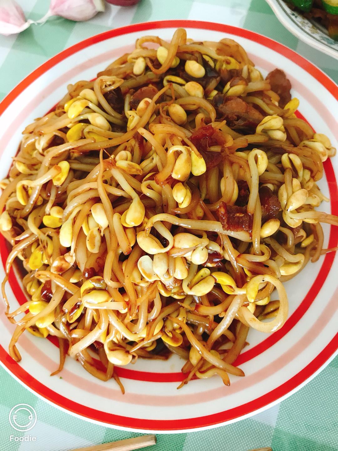 五花肉炒黄豆芽