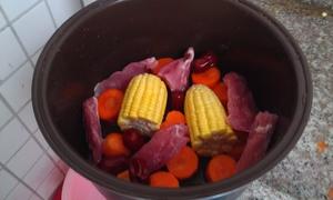 胡萝卜玉米瘦肉汤的做法 步骤1