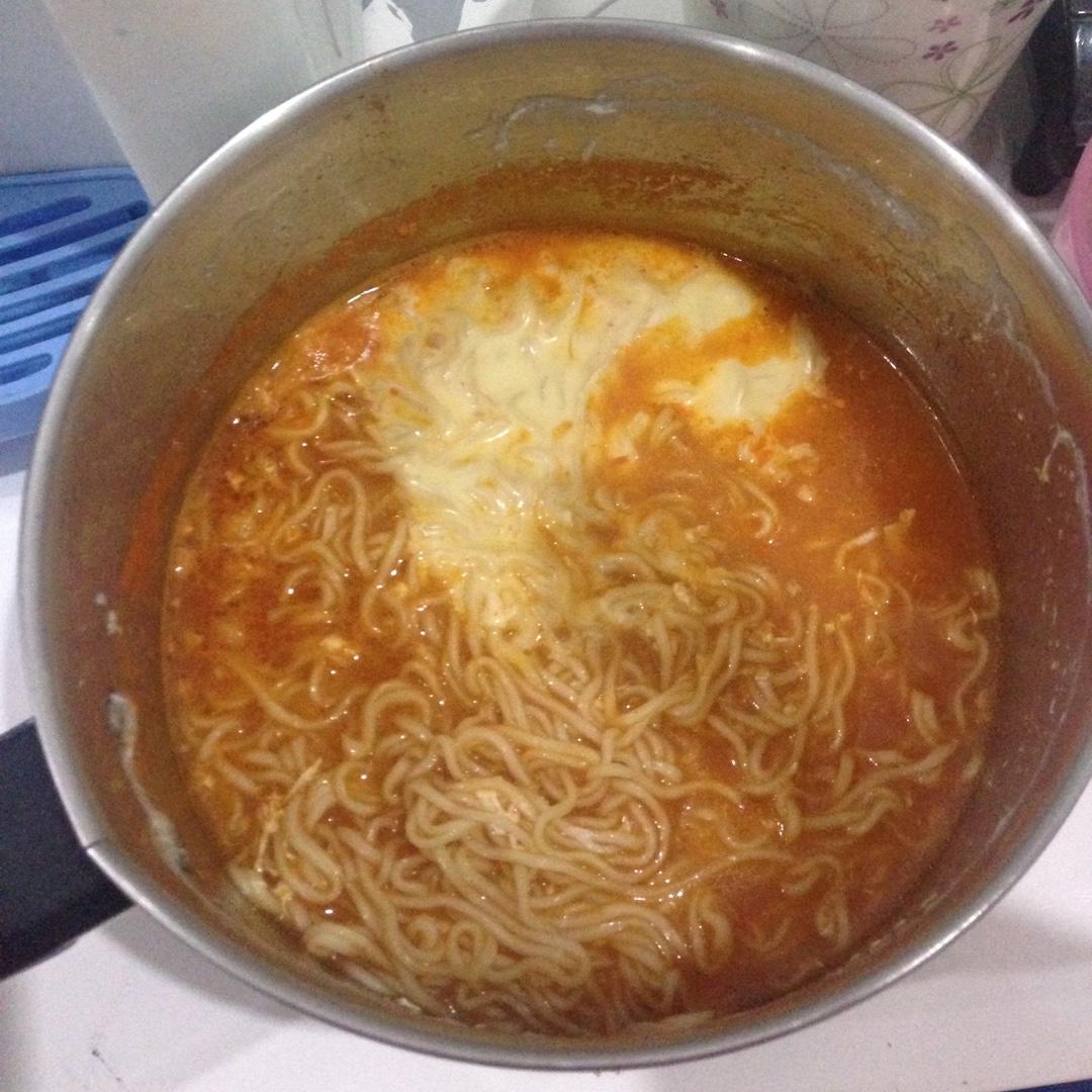 leon林林做的辣白菜芝士泡面