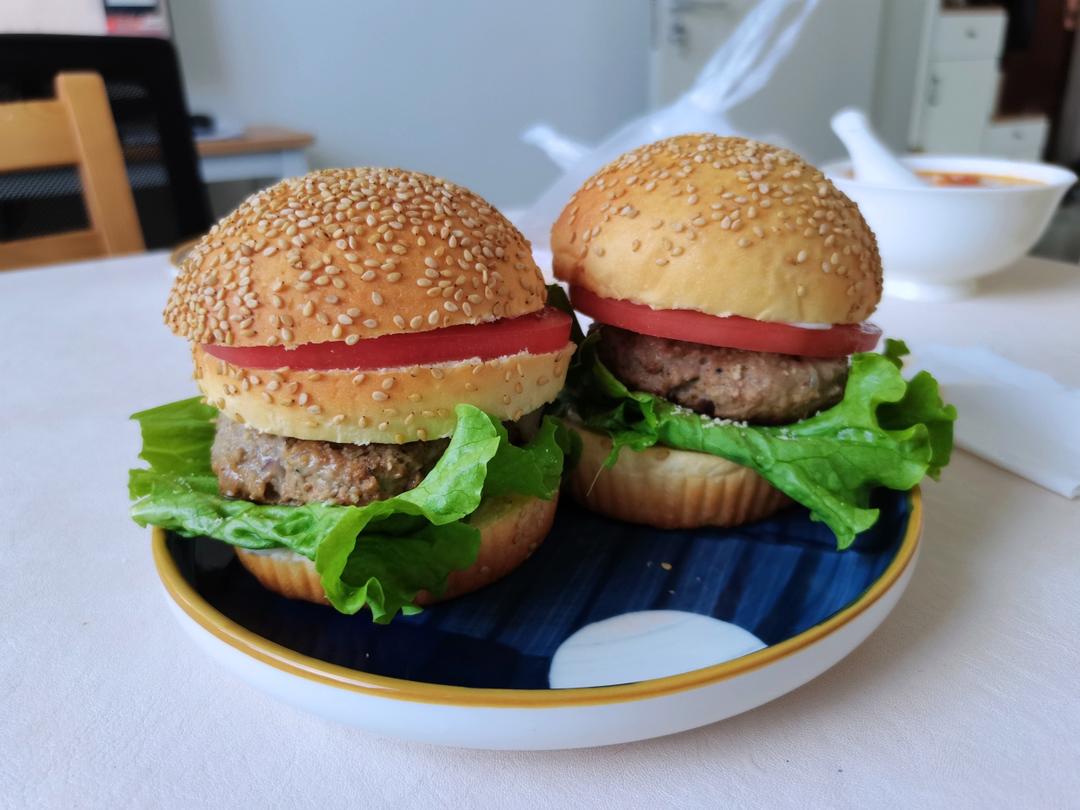 鲜嫩多汁的牛肉汉堡