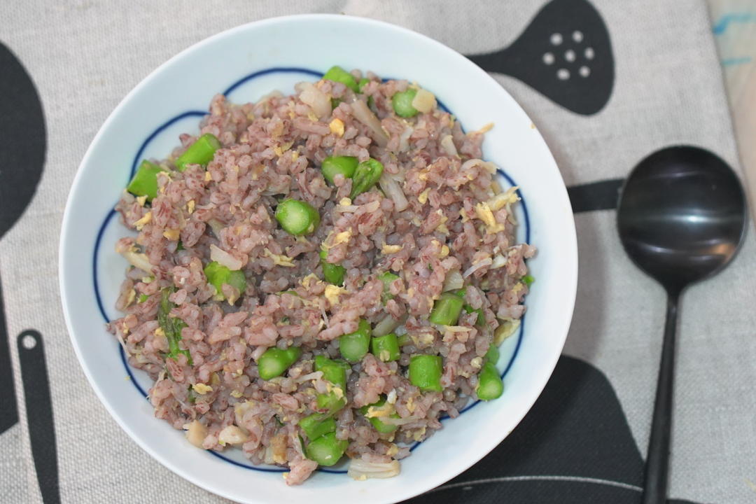 煮饭选用「籼米」,淘洗干净之后用比平时略少的水煮米饭,熟米饭晾干