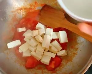 减脂减肥的茄汁龙利鱼豆腐金针菇煲的做法 步骤5