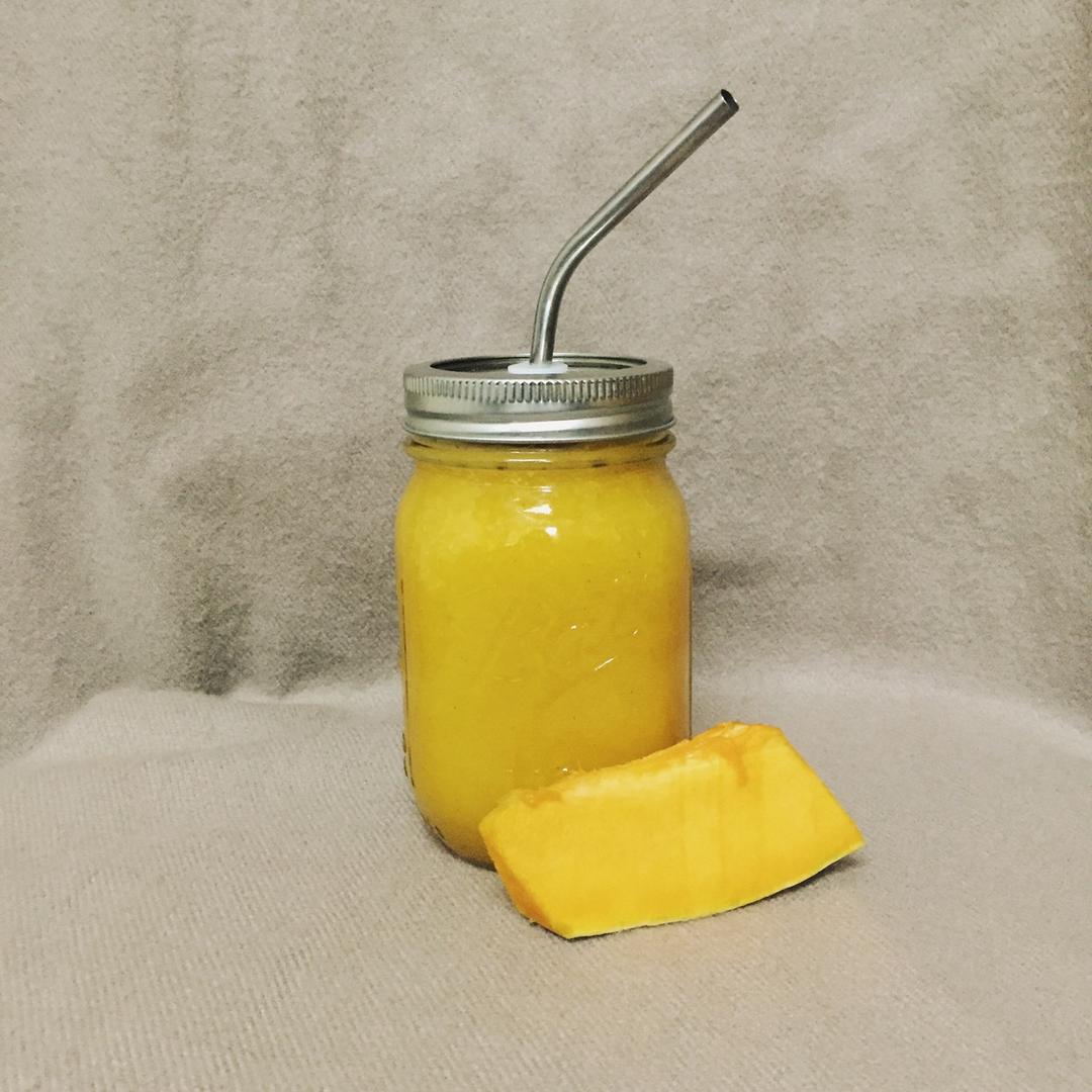 万圣节的蜂蜜肉桂南瓜汁