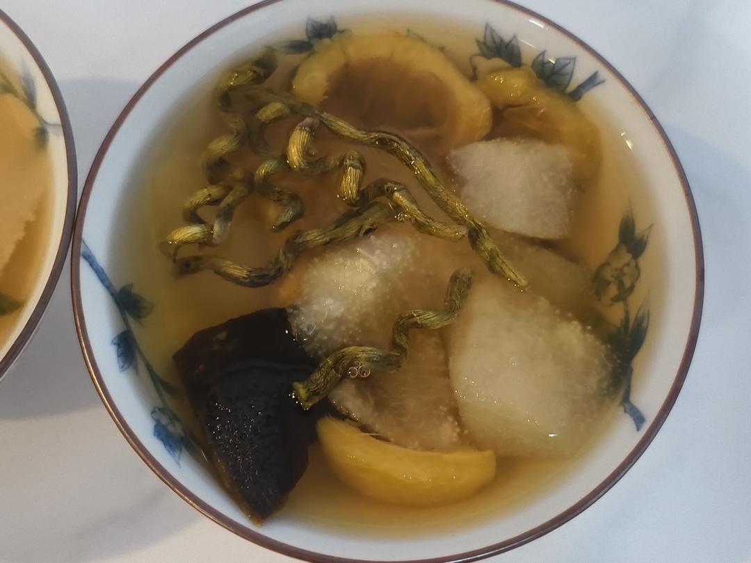 石斛陈皮枇杷炖雪梨