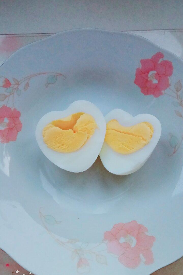 超级爱做饭的兔子做的心形煮鸡蛋
