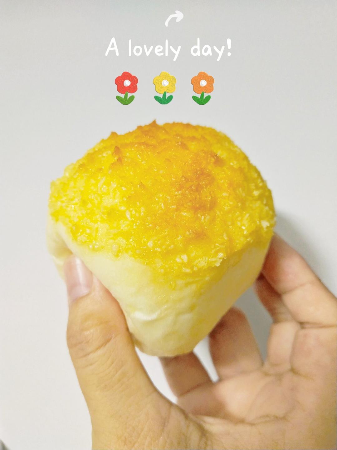 椰蓉小餐包。柔软拉丝，椰香浓郁