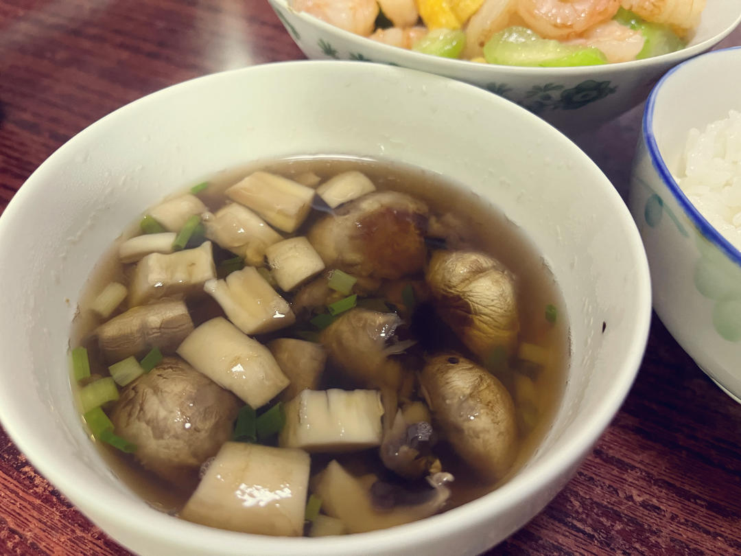 明明是素汤 却鲜得像鸡汤一样的「口蘑汤」