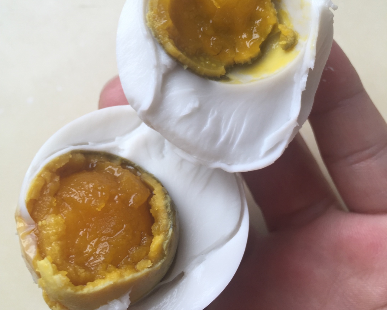 自制咸鸭蛋（简单、好吃、出油）的做法