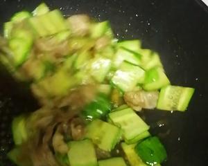 黄瓜片炒肉的做法 步骤5