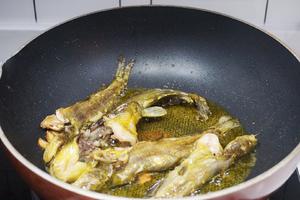 酸菜野生黄骨鱼的做法 步骤3
