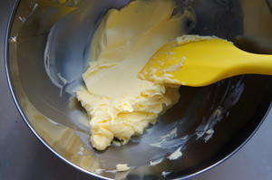 经典黄油曲奇的做法 步骤3