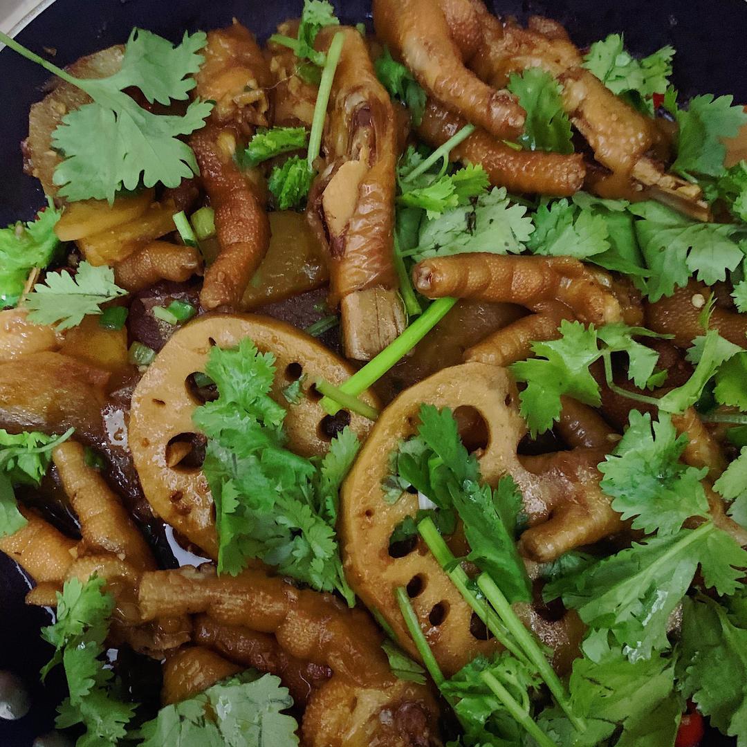 莲藕鸡爪煲的做法