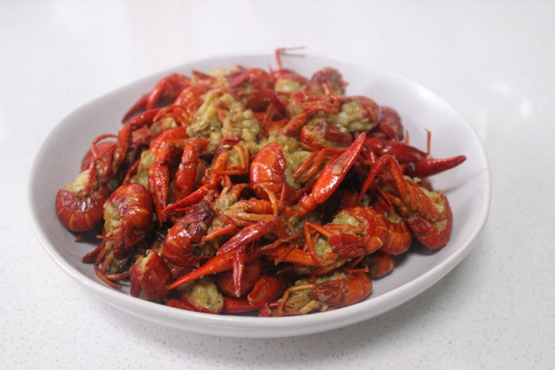 连汤汁都舍不得扔的香辣小龙虾