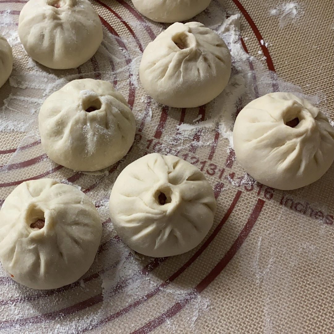 松软多汁的肉包子
