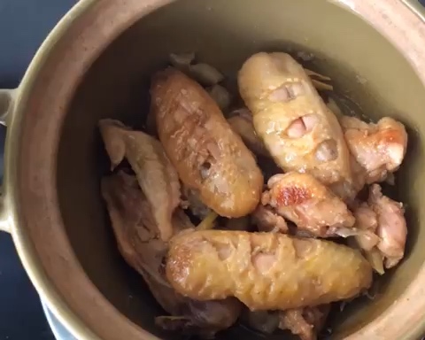 沙姜盐焗鸡翅（砂锅版）的做法