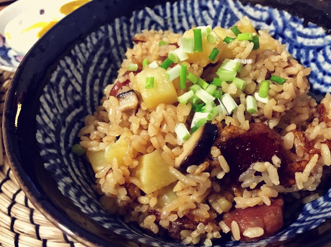 香菇腊肠土豆焖饭