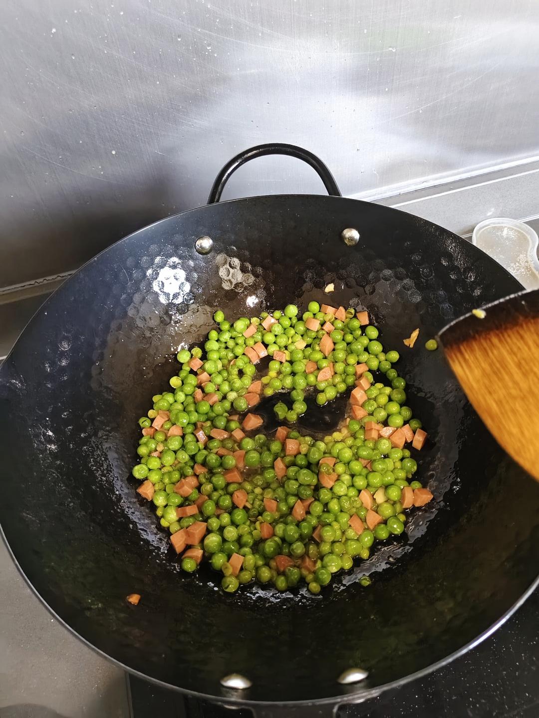 豌豆炒火腿肠下饭又好吃！
