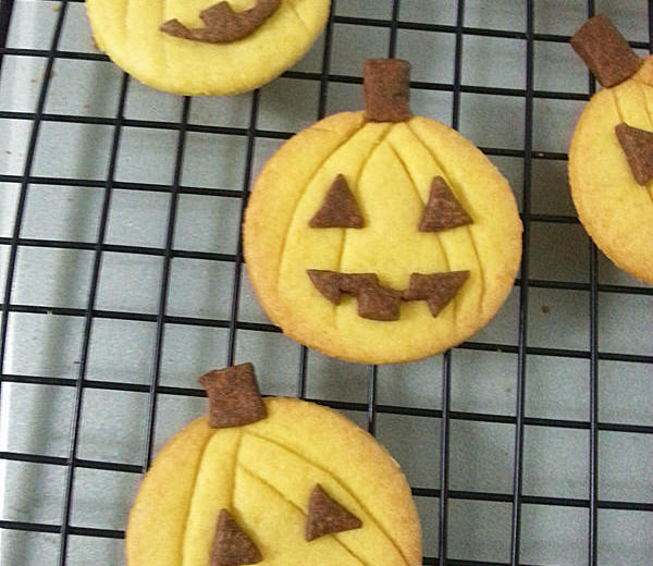 无需模具的万圣节南瓜饼干  Halloween pumpkin cookies的做法