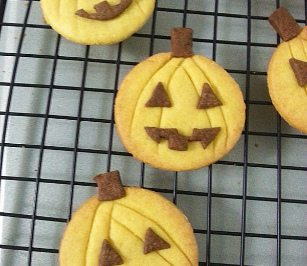 无需模具的万圣节南瓜饼干  Halloween pumpkin cookies