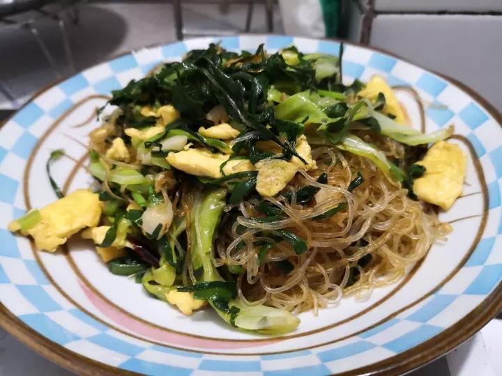 看似普通却超级下饭的圆白菜炒粉丝
