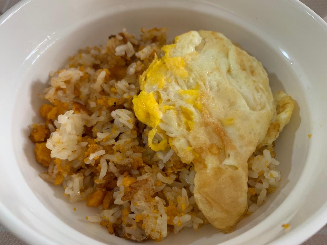 每一口都弹牙的三文鱼飞鱼籽炒饭