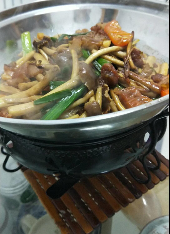 五花肉干锅茶树菇