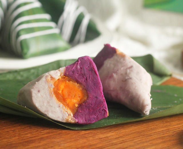 打破传统，惊艳味蕾！紫薯芋泥蛋黄粽的做法