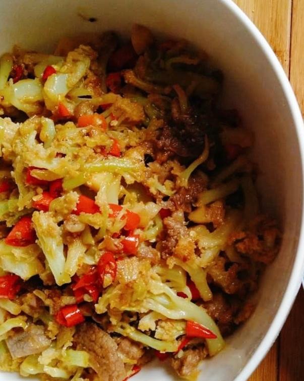 饭店必点的干锅花菜，是这么做出来的。