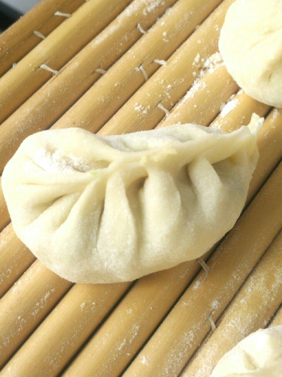 弯柳叶包子包法