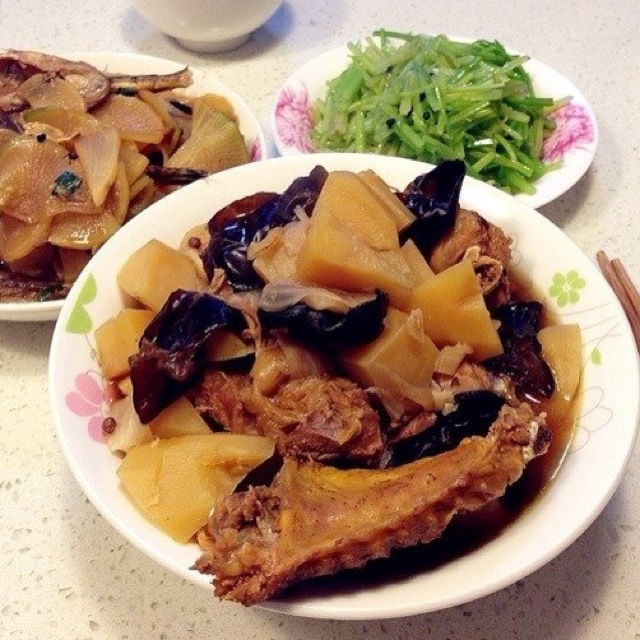 香菇土豆炖鸡肉