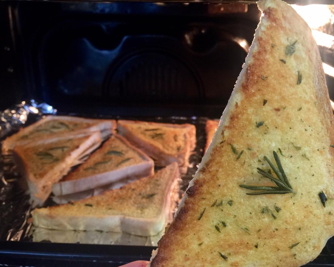 好吃的蒜香酱🥖-迷迭香Rosemary欧芹Parsley的做法