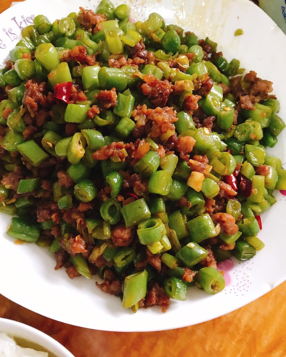 儿子能吃满满一碗饭的肉末豆角