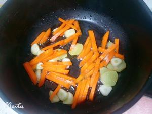 鸡蛋金针菇蔬菜汤的做法 步骤3