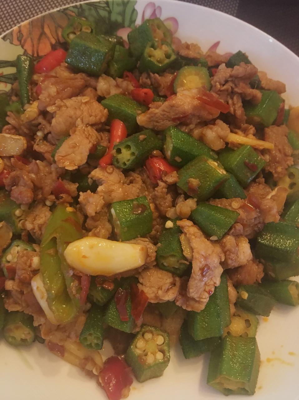 超级下饭的秋葵小炒肉