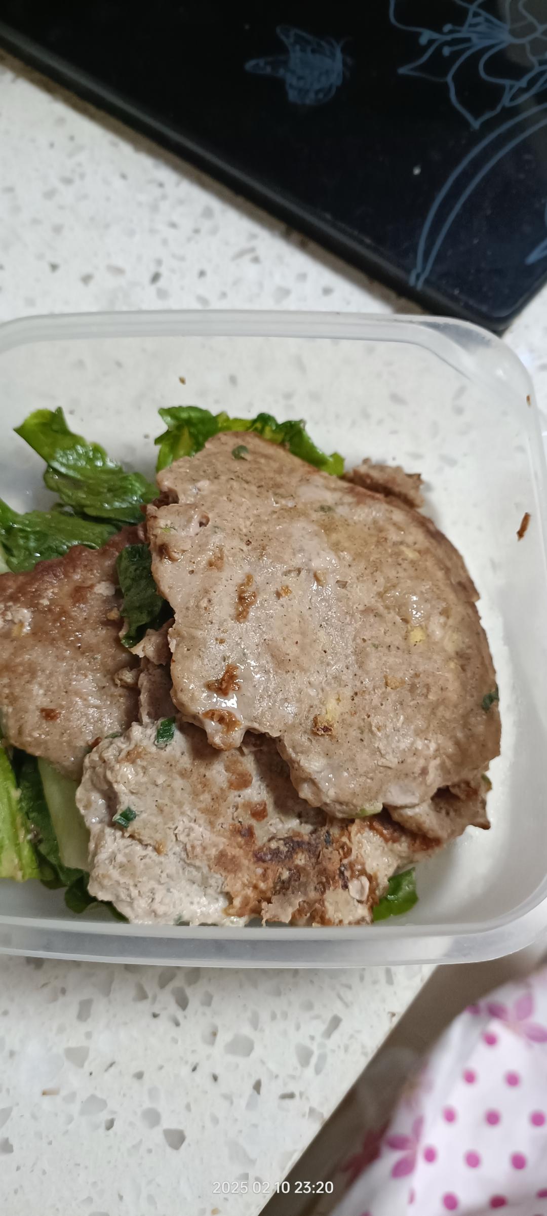 夹汉堡的猪肉饼
