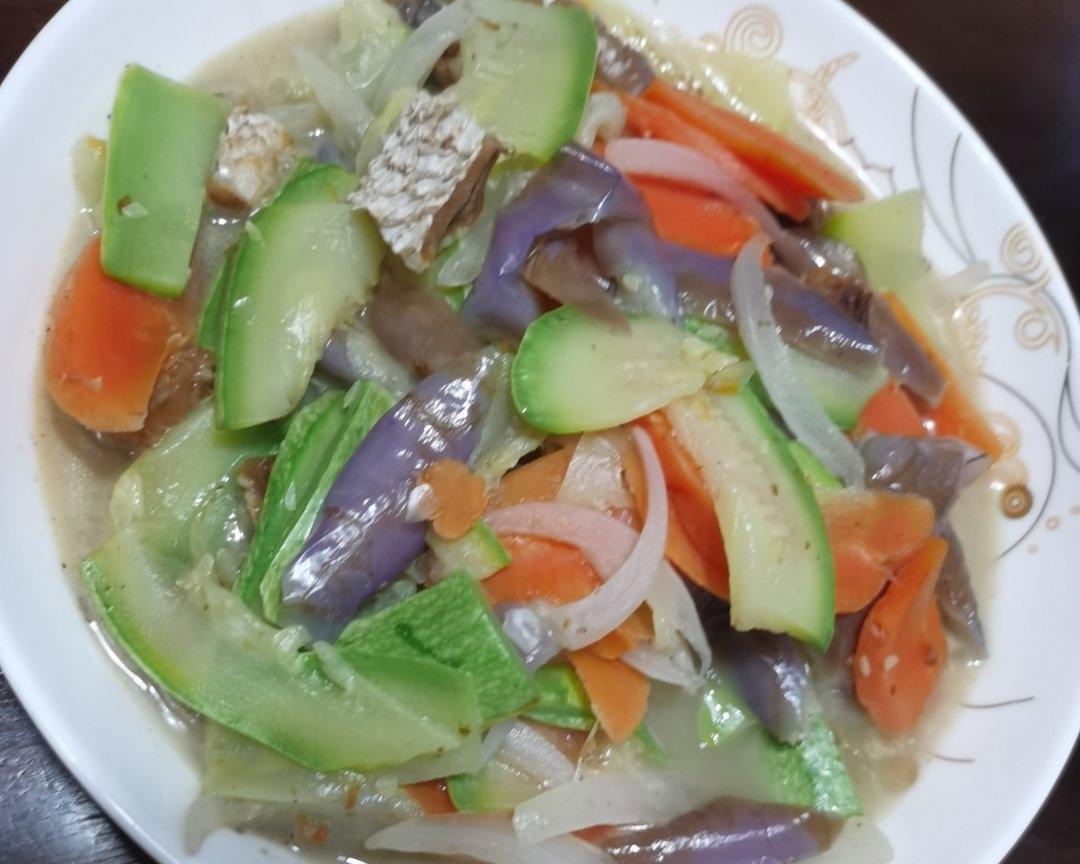 咸鱼炖蔬菜