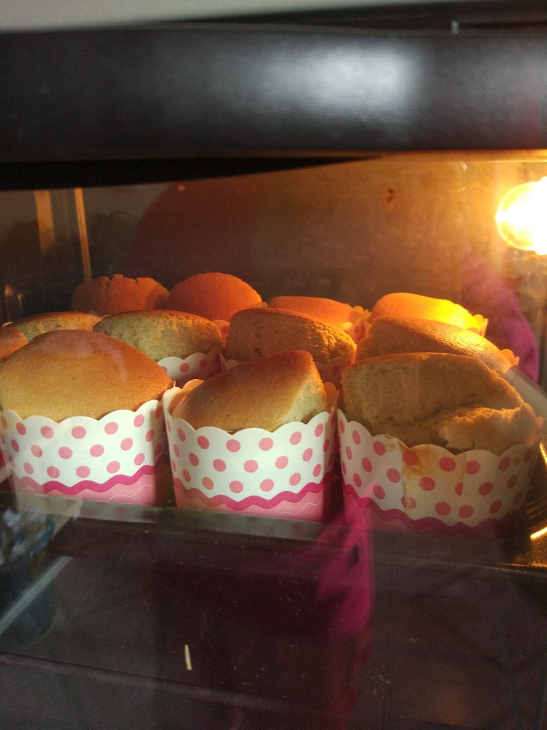 软绵绵戚风纸杯蛋糕