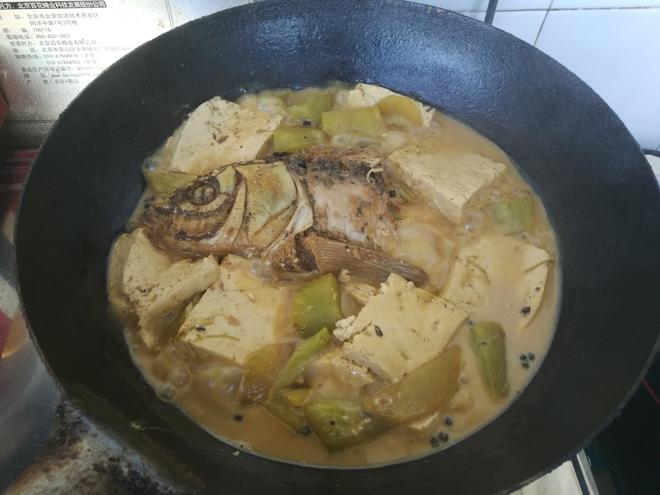 炖鱼头、豆腐、莴笋的做法
