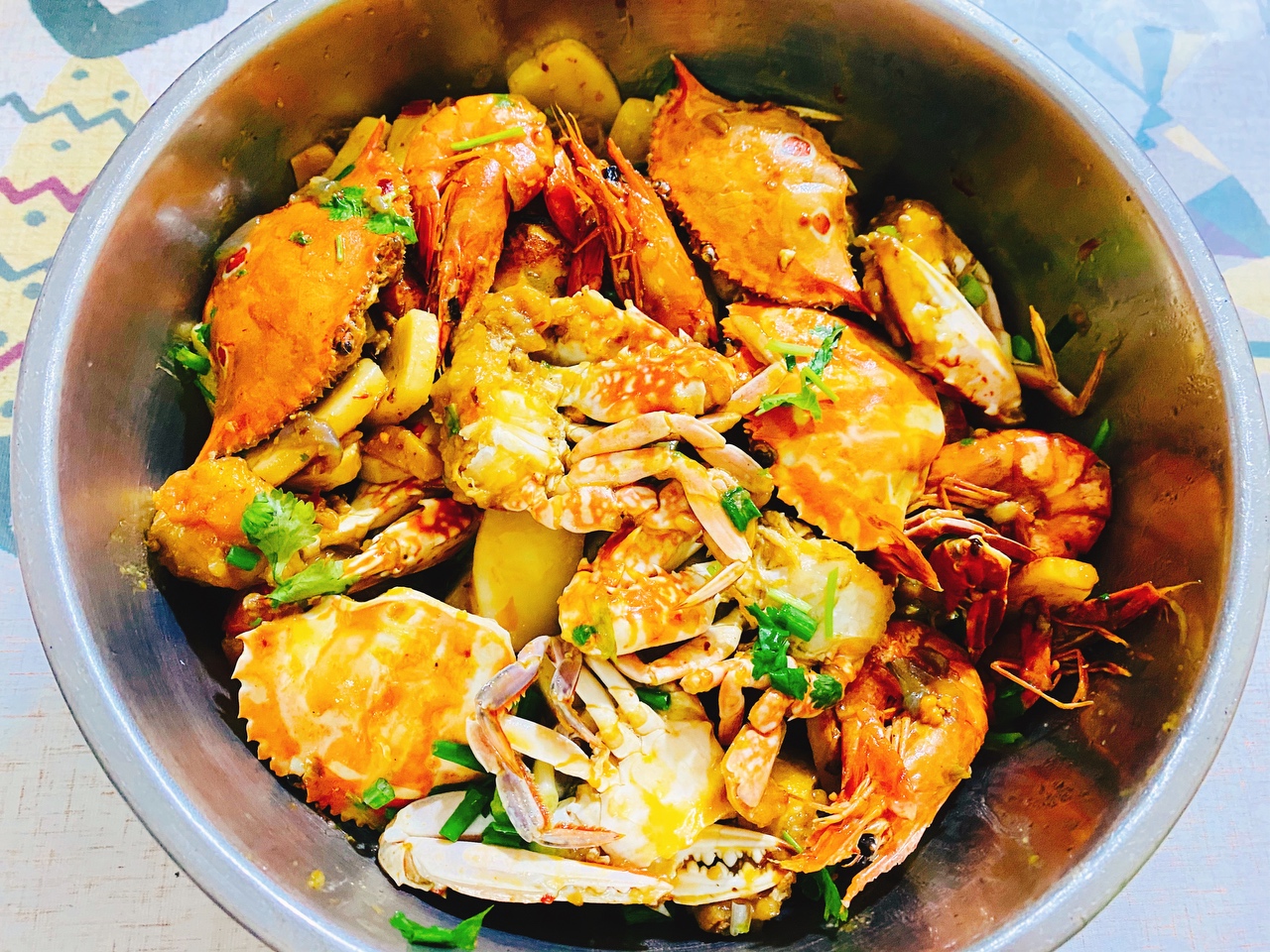 在家做虾蟹煲，比饭店的还好吃，鲜美多汁的做法 步骤20