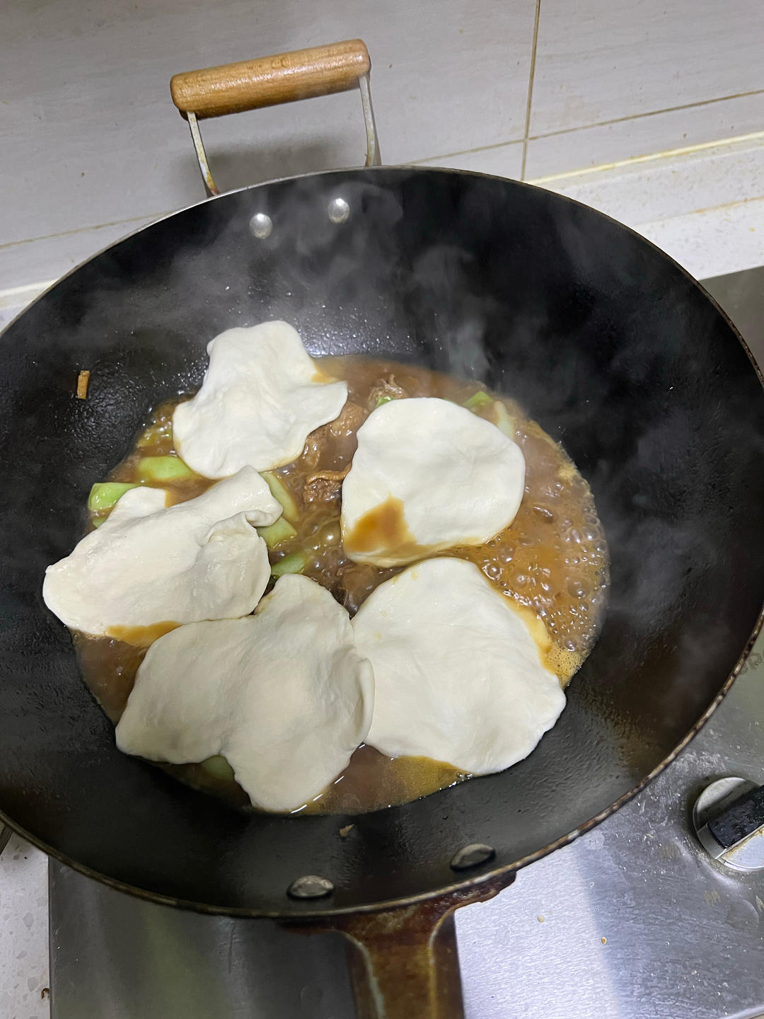 太好吃了吧！豆角排骨焖卷子